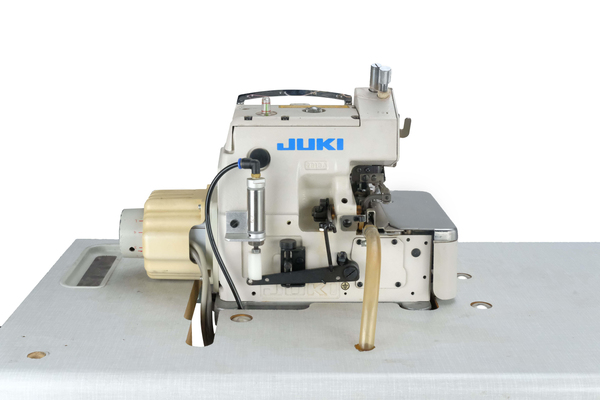 2.El Juki 4 İplik | 6704S | Overlok Makinesi | Kafadan Motorlu | Havalı İplik Kesicili | Otomatik Makine galeri görseli 4