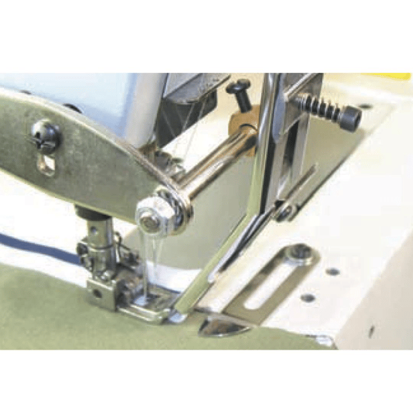 FDM | Uma-81B | Lastik Aparatı | Tansiyonlu Üstten Gelen | 20mm | Sabit | Sanayi Tipi Overlok Reçme Ve Zigzak Makinelerinde Kullanılır | İç Giyim Ve Mayo Dikimde Uygulanır uygulama ve detay görseli 2