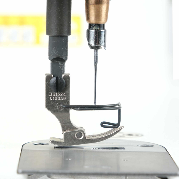 Juki DDL-9000CF iğne mili ve ayak bölgesi yakın detay