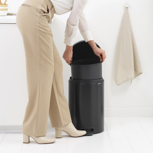 Brabantia Newicon Matt Black Pedalli Çöp Kutusu 20 L