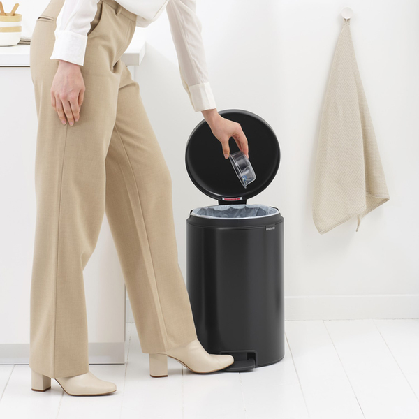 Brabantia Newicon Matt Black Pedalli Çöp Kutusu 20 L