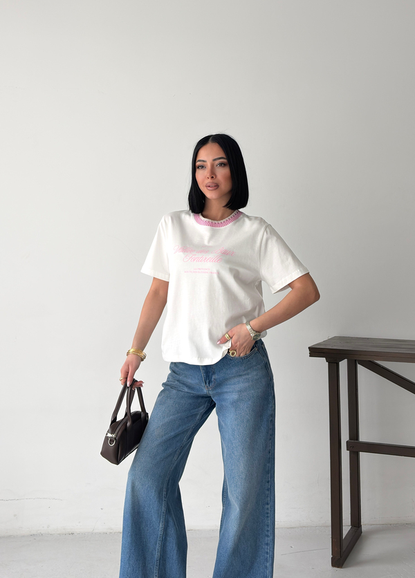 Yaka Detaylı Pembe Baskılı Beyaz Tshirt