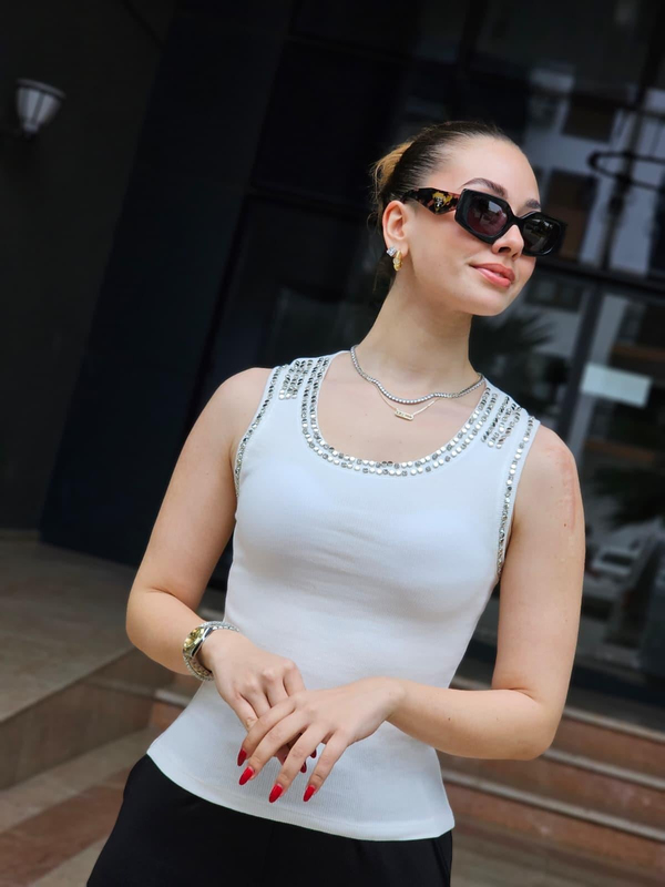 FELİX14965 Yaka Zımba Taş Detaylı Beyaz Askılı Bluz