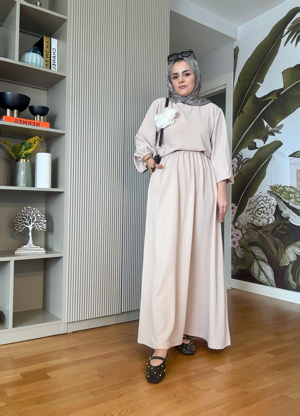 Broş Detaylı Etekli Takım Bej