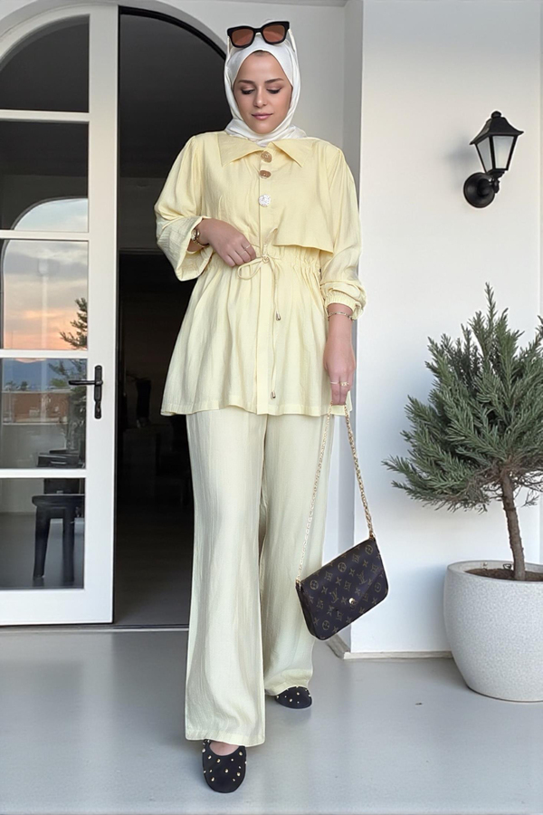 Kadın Tesettür İkili Takım – Çilek Kumaş Yazlık Düğmeli Tunik ve Pantolon Sarı