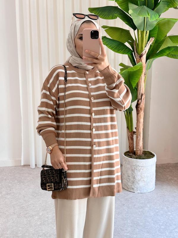 ÇİZGİLİ DÜĞMELİ TRİKO HIRKA  KAHVE
