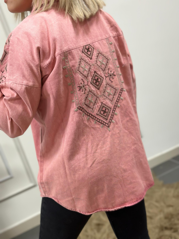 Gabardin Yıkamalı Omuz Nakış Detaylı Gömlek PEMBE-23KYeni00058
