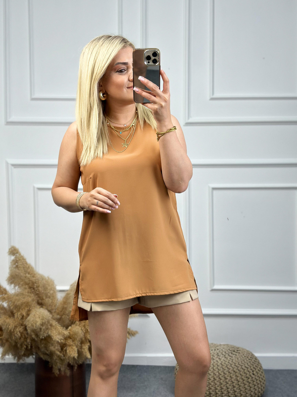 Sıfır Kol Arkası Uzun Yanları Yırtmaçlı Pamuk Saten Bluz CAMEL-23YUST000103