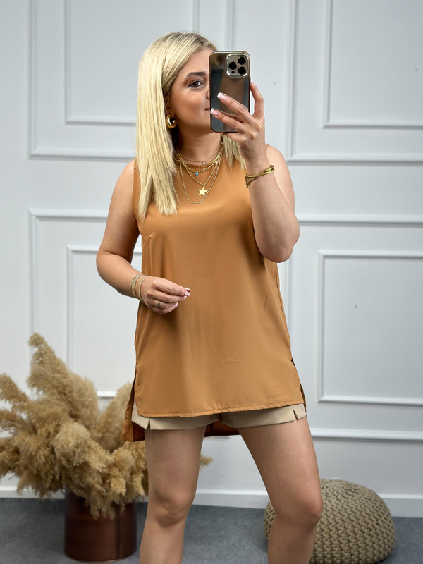 Sıfır Kol Arkası Uzun Yanları Yırtmaçlı Pamuk Saten Bluz CAMEL-23YUST000103