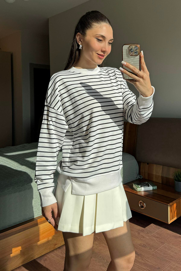 Beyaz Bisiklet Yaka Çizgili Sweatshirt