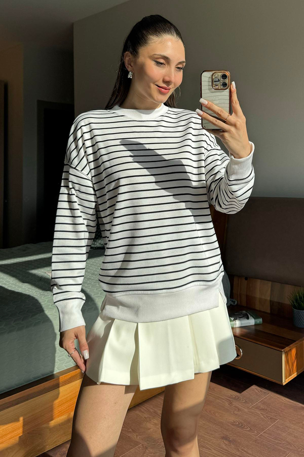 Beyaz Bisiklet Yaka Çizgili Sweatshirt