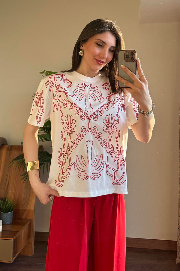 Beyaz Kırmızı Nakış İşlemeli T Shirt