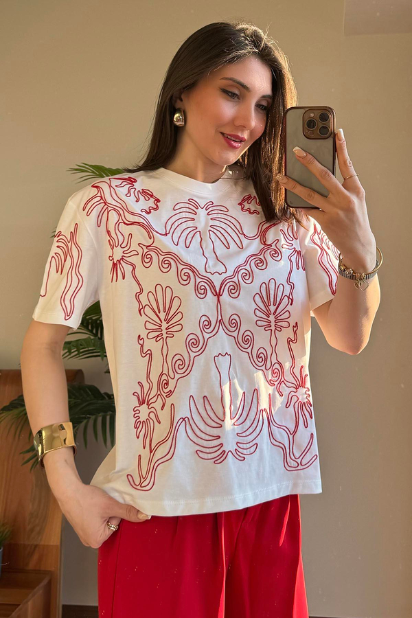 Beyaz Kırmızı Nakış İşlemeli T Shirt