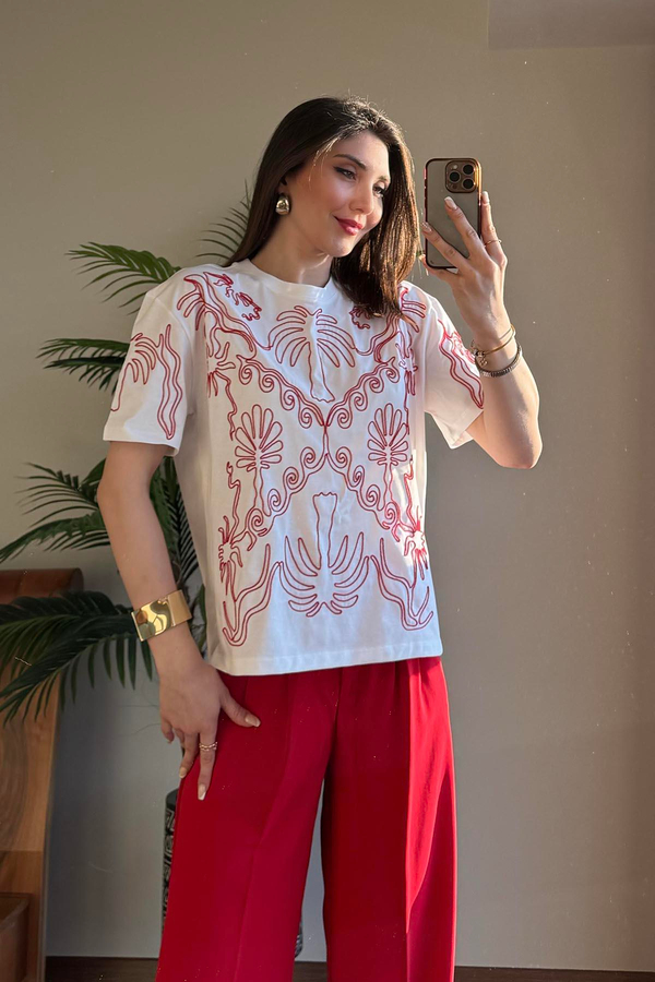 Beyaz Kırmızı Nakış İşlemeli T Shirt