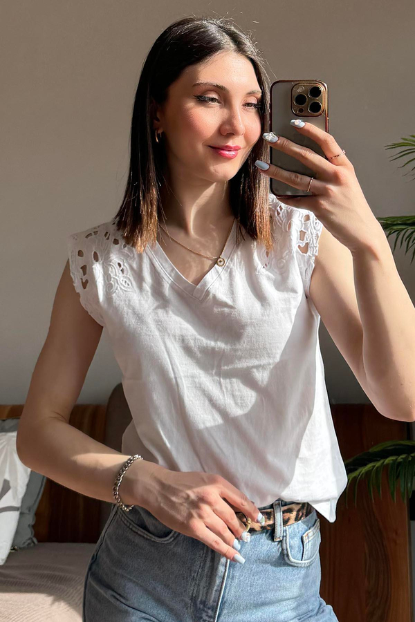 Beyaz Kolu Nakışlı T-Shirt