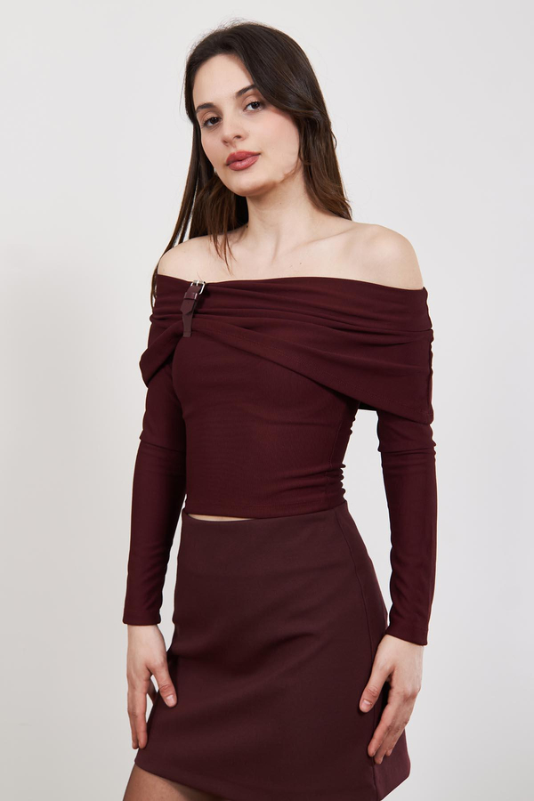 Bordo Kemer Detaylı Madonna Yaka Bluz