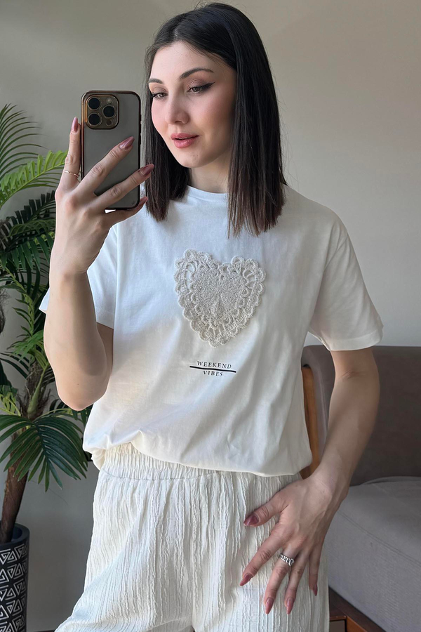 Ekru Kalp İşlemeli T Shirt