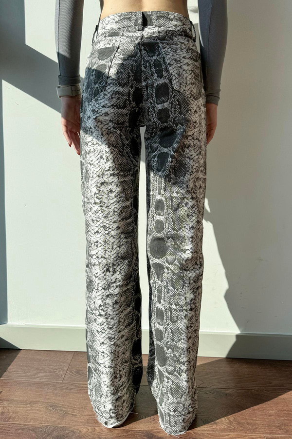 Gri Yılan Desenli Straight Jean