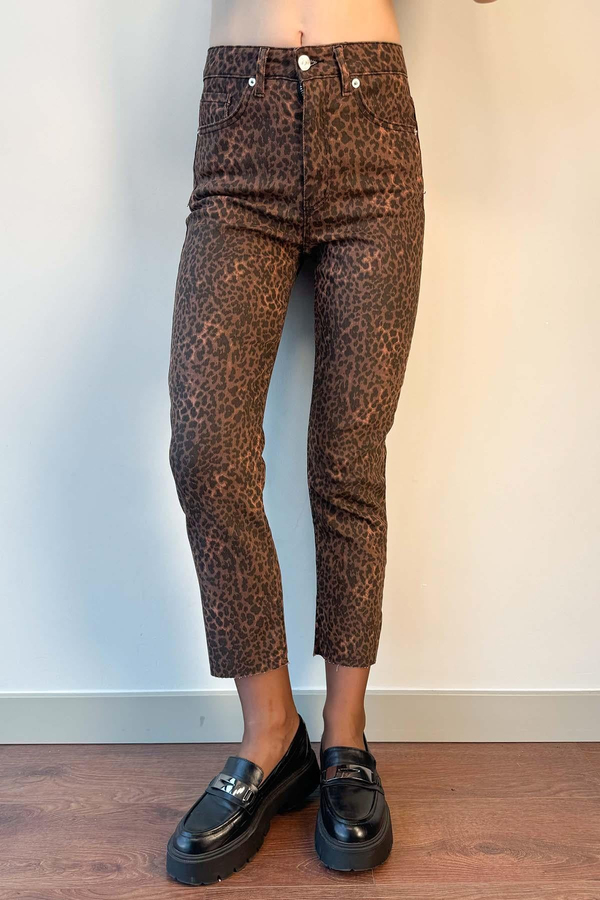 Kahverengi Leopar Desenli Paçası Kesik Boy Fit Jean