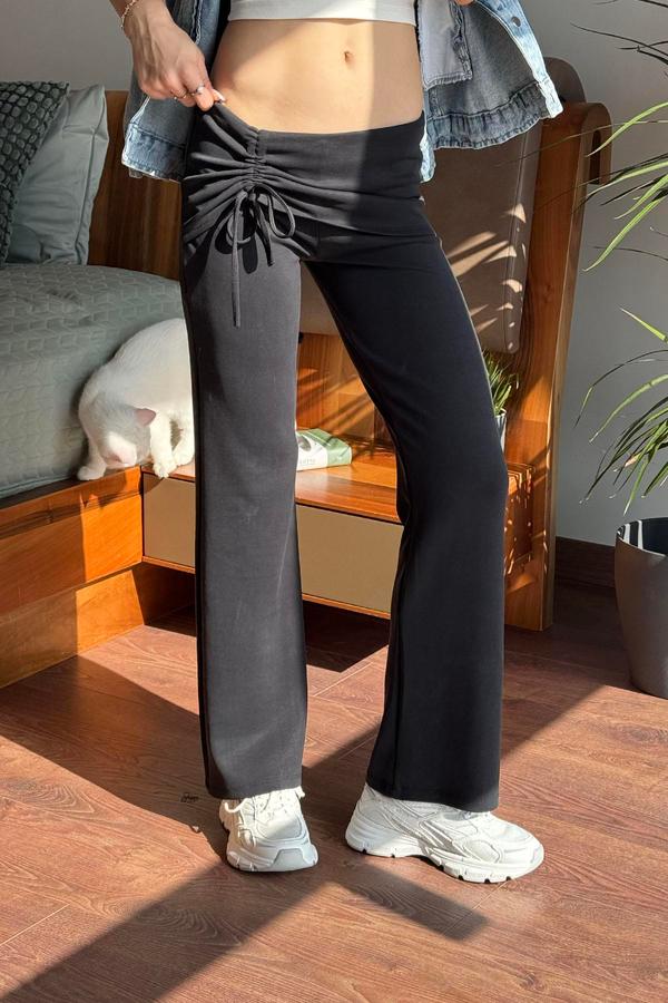 Siyah Büzgü Detaylı Pantolon