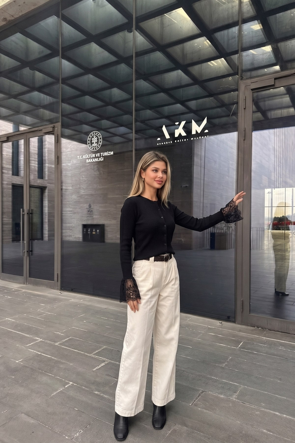 Siyah Kolları Dantelli Süveter