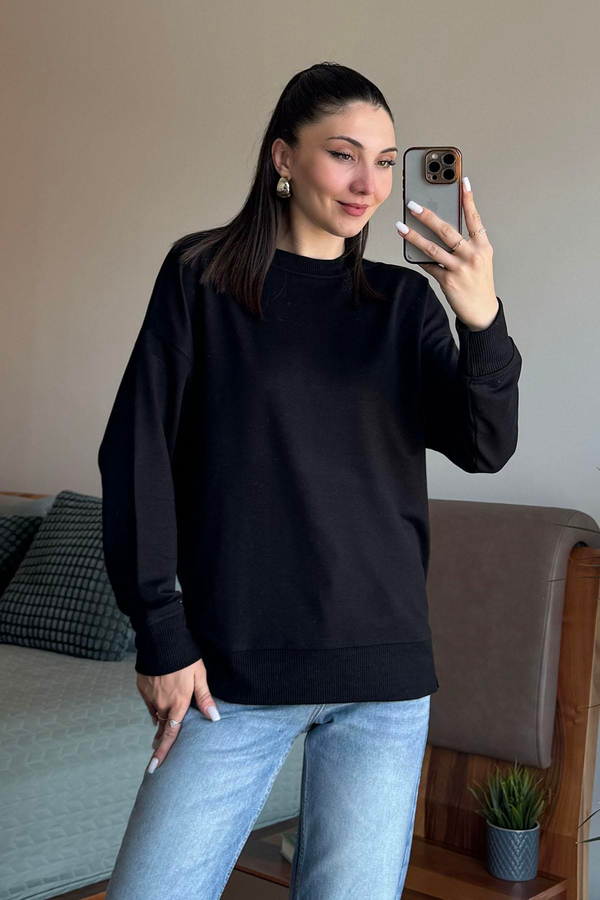 Siyah Yakası ve Kolları Ribanalı Basic Sweatshirt