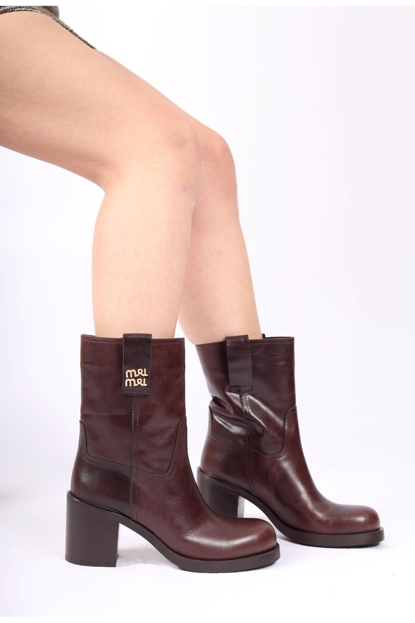 Kadın Hakiki Kahverengi Deri Gold Logolu Düz Topuklu Bot