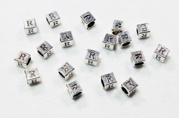 R Harfli Metal Zar Boncuk 