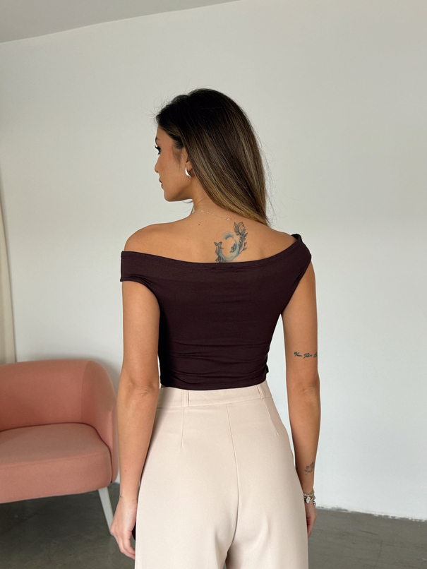 Kayık Yaka Zımbalı Crop Bluz - Kahve