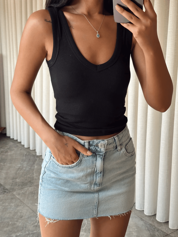 V Yaka Sıfır Kol Bluz - Siyah