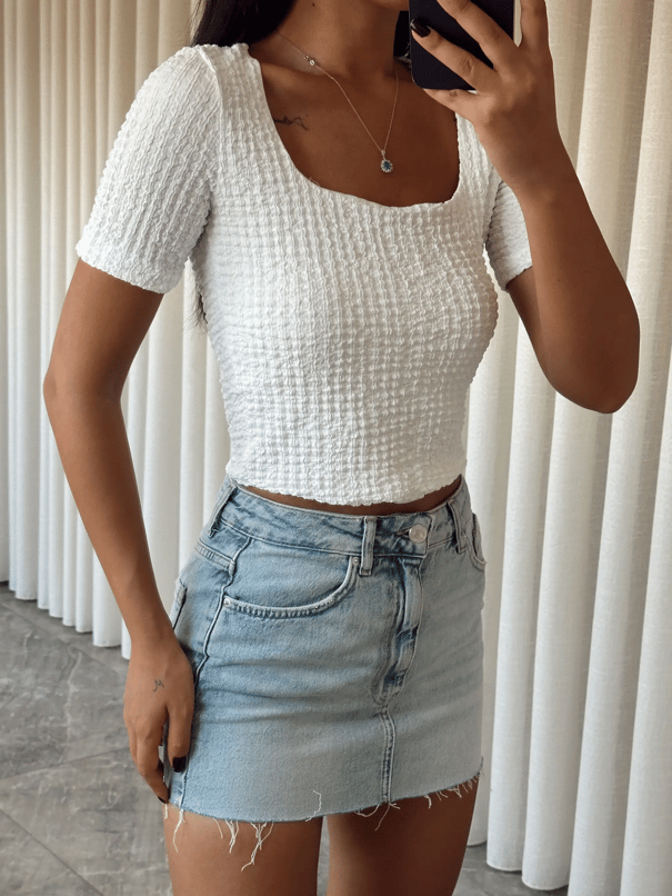 Kare Yaka Kabartmalı Crop - Beyaz