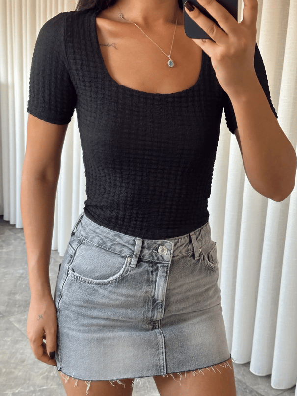Kare Yaka Kabartmalı Crop - Siyah