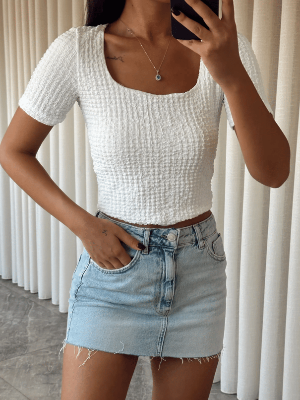 Kare Yaka Kabartmalı Crop - Beyaz