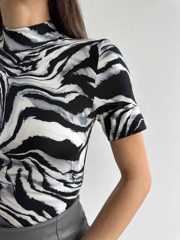 Dik Yaka Desenli Kısa Kol Bluz Batik - Batik Desen
