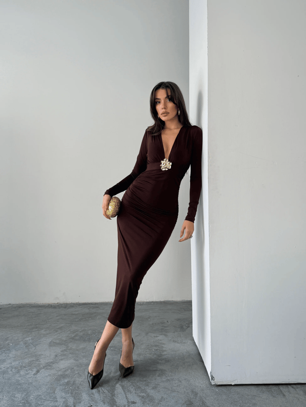 Derin V Yaka Tokalı Midi Elbise - Kahverengi