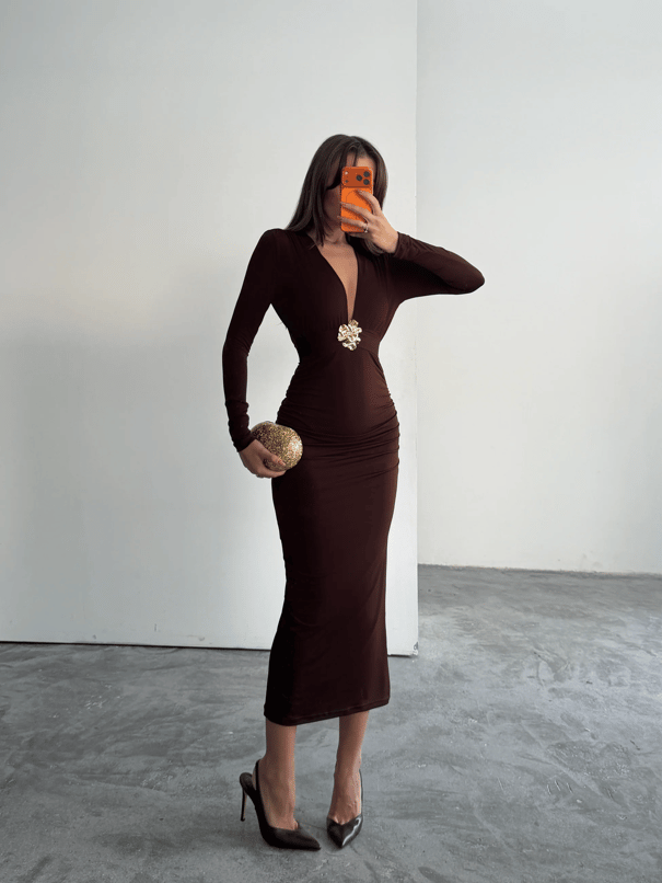 Derin V Yaka Tokalı Midi Elbise - Kahverengi