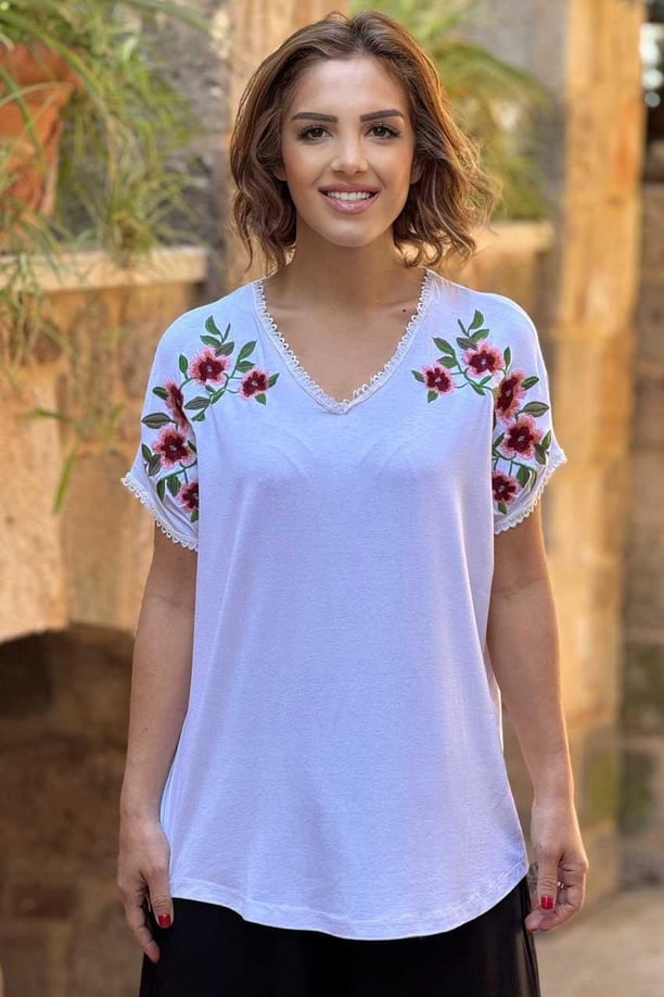 Beyaz Karanfil Nakışlı Tişört