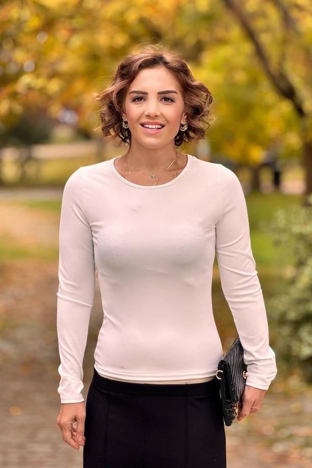 Beyaz Renk Mikro Dalgıç Bisiklet Yaka Bluz