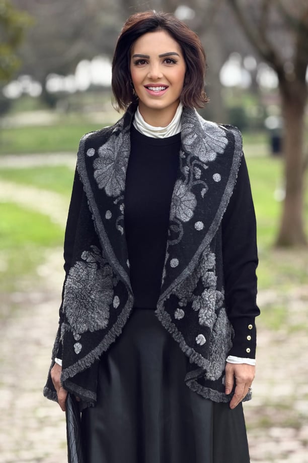 Siyah Renk Çiçekli Yün Yelek