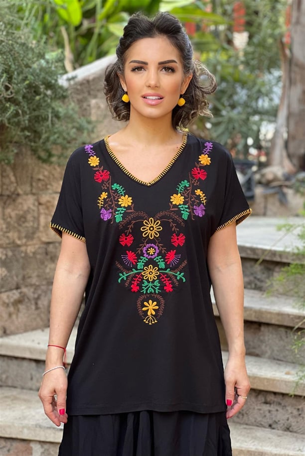 Siyah V Yaka Karyoka Nakışlı Pamuk Saten Tişört