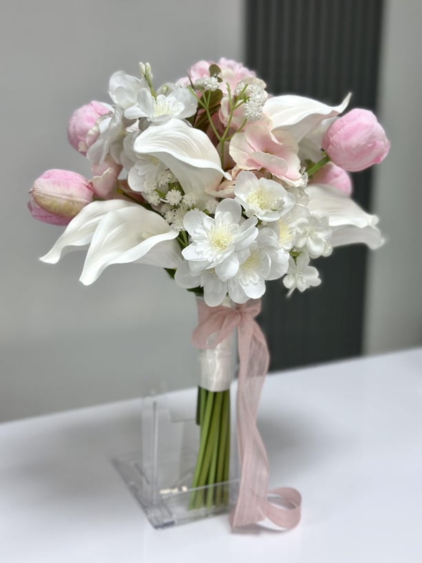 Blush Calla Gelin Buketi – Beyaz Gala ve Pudra Şakayık Detaylı Tasarım