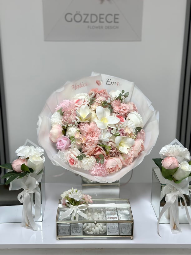 Soft Garden Yapay Çiçek İsteme Seti | 80 Madlen ve 2 Anne Çiçekli