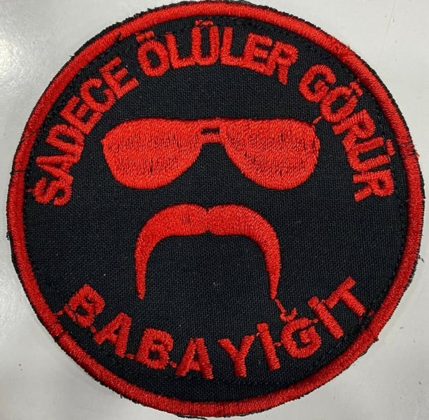 Single Sword ''SADECE ÖLÜLER GÖRÜR BABAYİĞİT'' Yazılı Cırtlı Nakış Arma, Patch, Peç Model