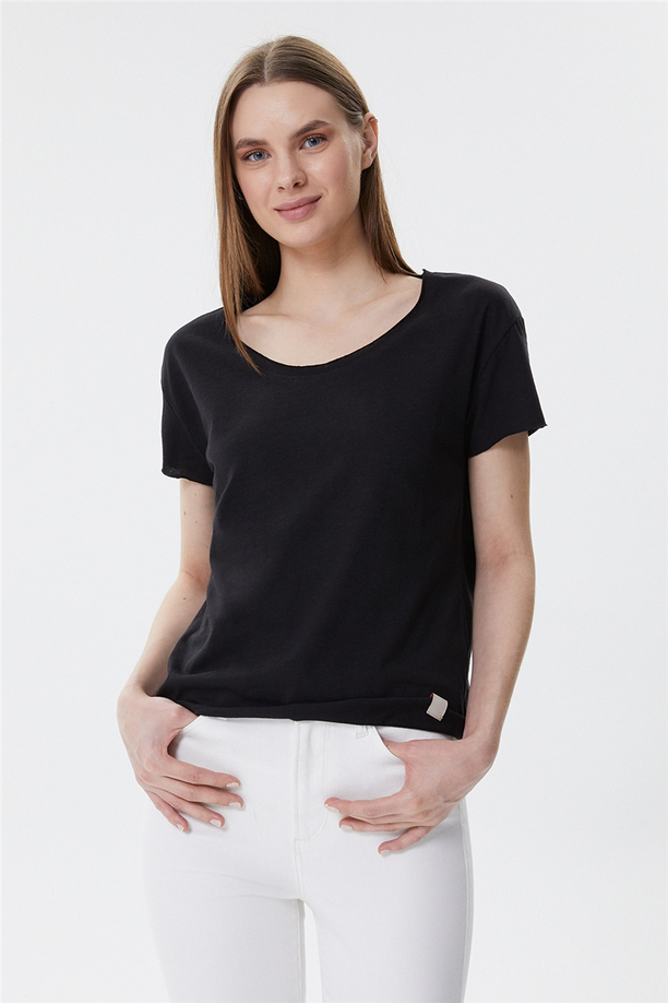 Carmel Kadın Kesikli O Yaka T-Shirt Siyah