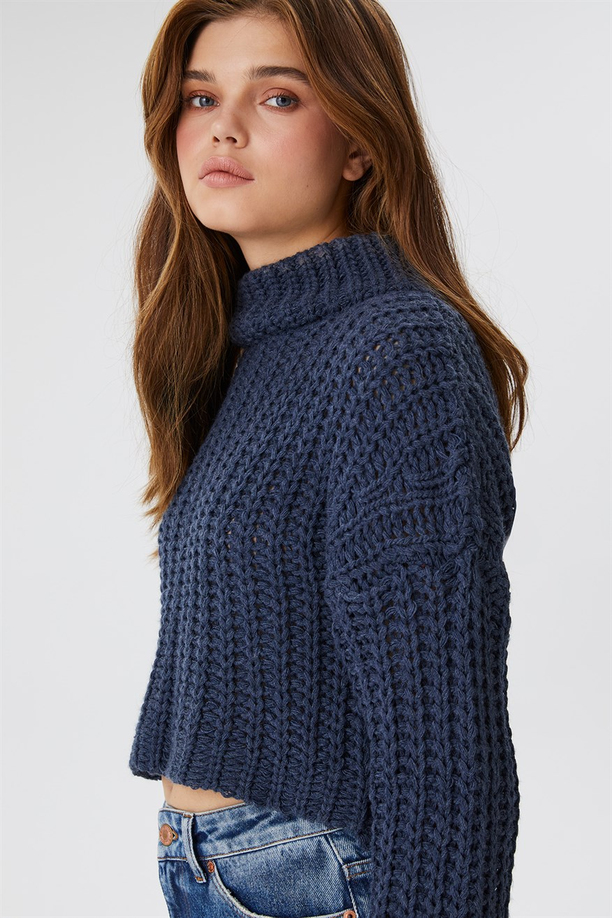 LAURA KADIN O YAKA TRİKO KAZAK