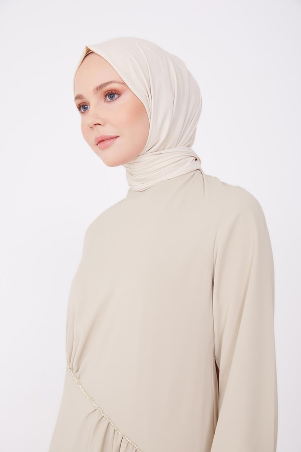 Armine Önü Büzgülü ve Boncuklu Asimetrik Elbise 22K9513 Bej
