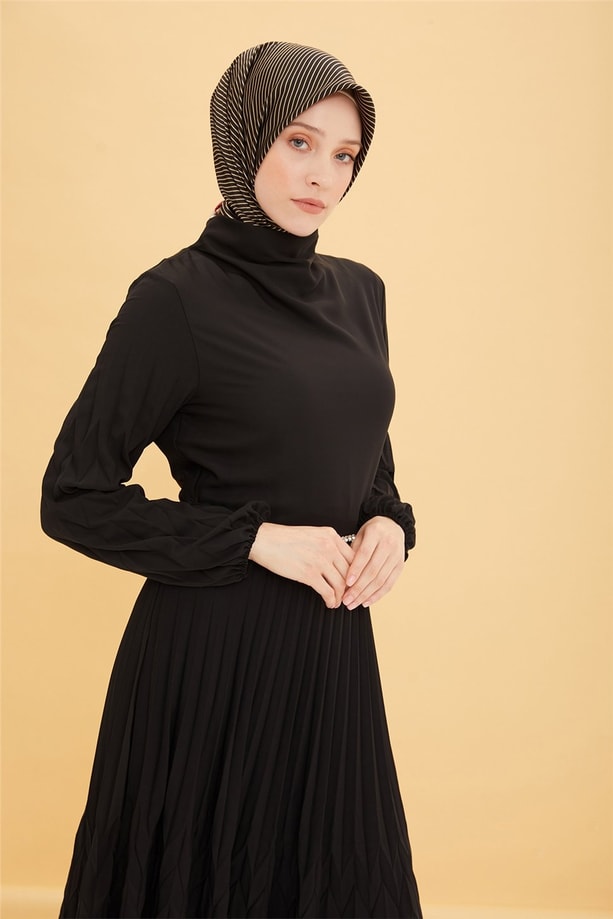 Armine Tokası Taşlı Kolu Ve Eteği Piliseli Şık Elbise 22Y9433 Siyah