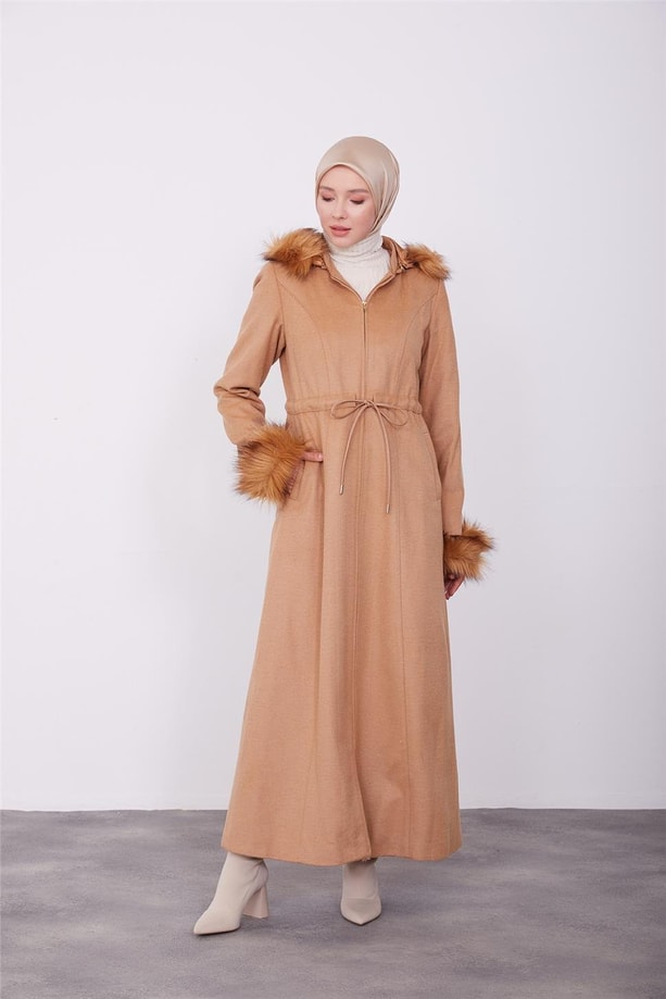 Beli tünel detaylı kolları ve kapşonu kürklü manto 23K8617 Camel