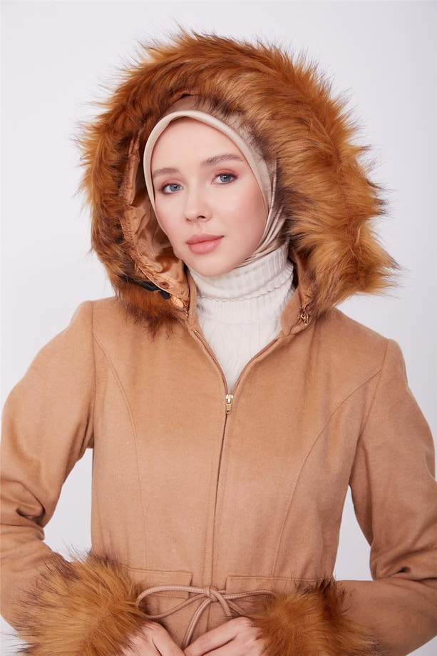 Beli tünel detaylı kolları ve kapşonu kürklü manto 23K8617 Camel