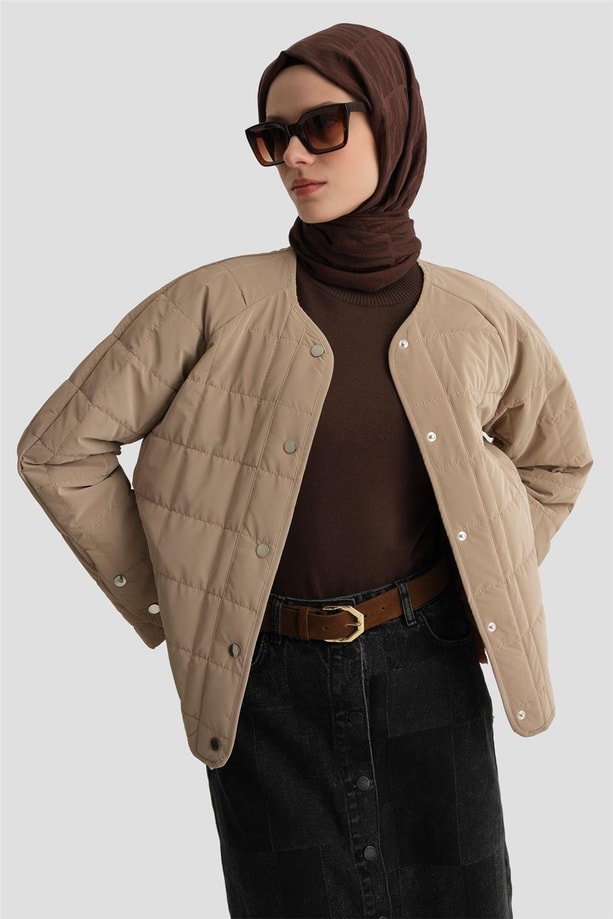 Armine Kolu Ve Önü Çıtçıtlı Kapitone Mont 24KD7525 Bej